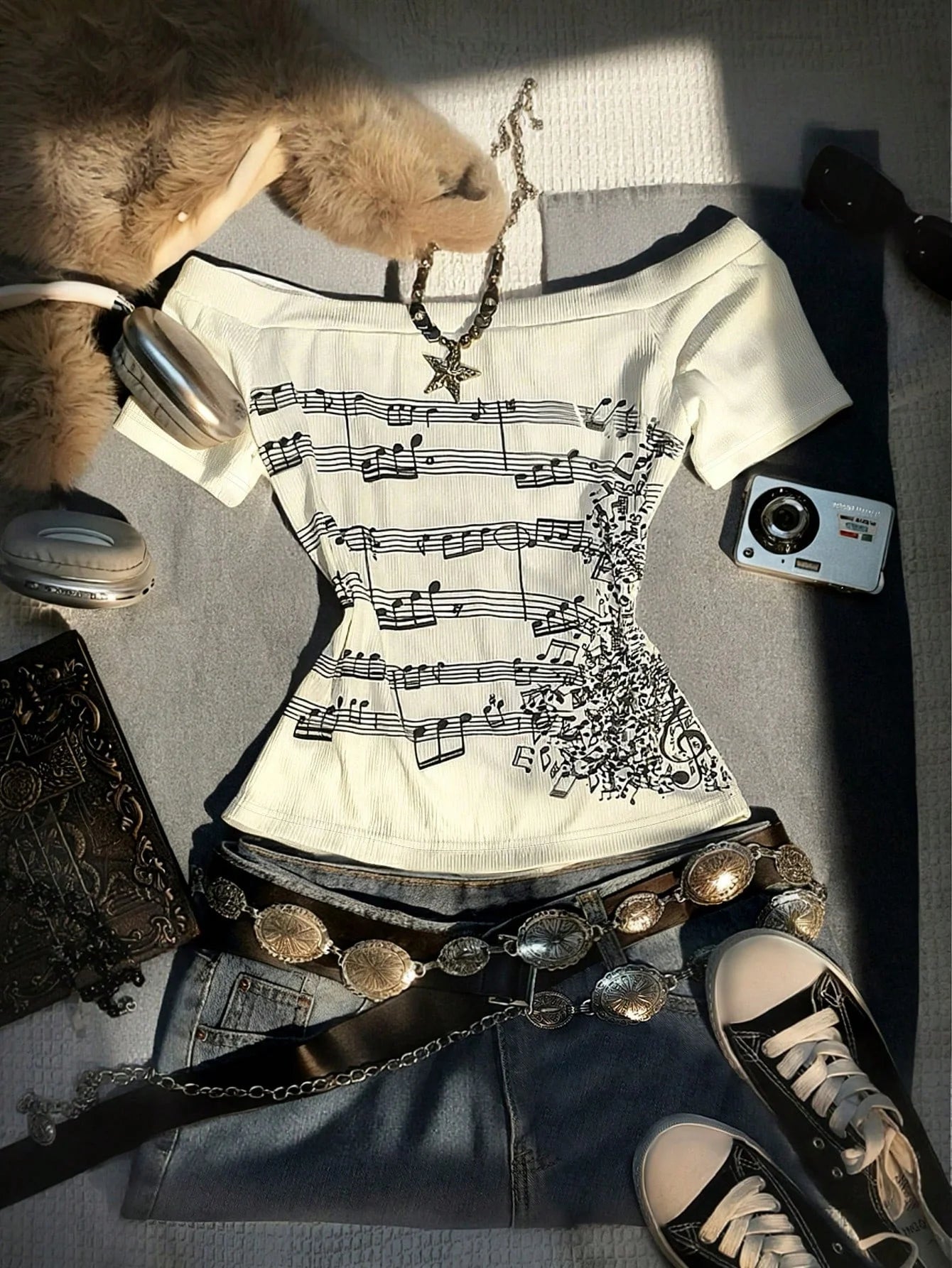 Women's Retro Off-Shoulder Long-Sleeved Slim-Fit T-Shirt, Adorned With Musical Note Print, Fashionable, Y2K Retro Style, High-Qu